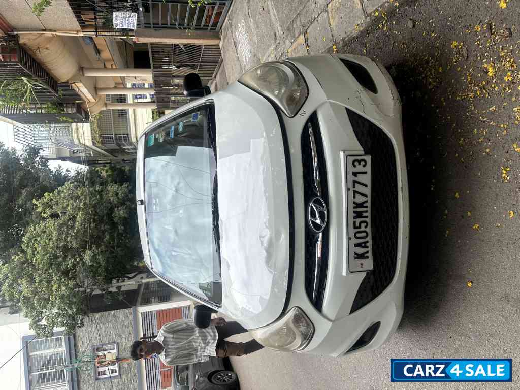White Hyundai i10 Era