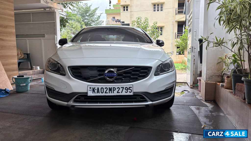 Volvo S60 Cross country inscription