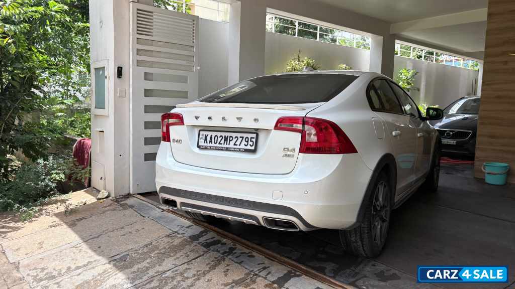 Volvo S60 Cross country inscription