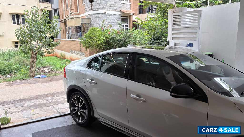 Volvo S60 Cross country inscription