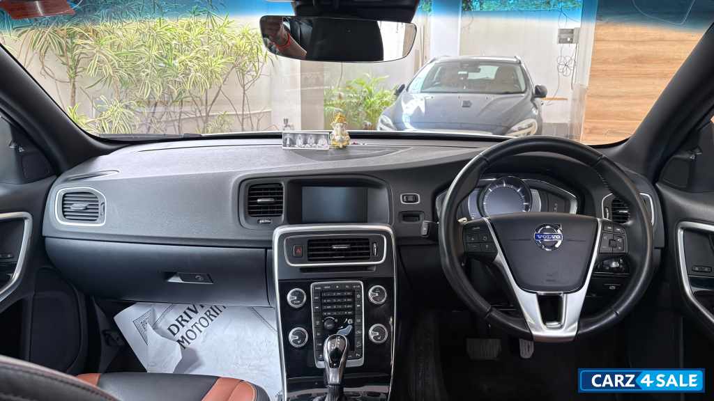Volvo S60 Cross country inscription