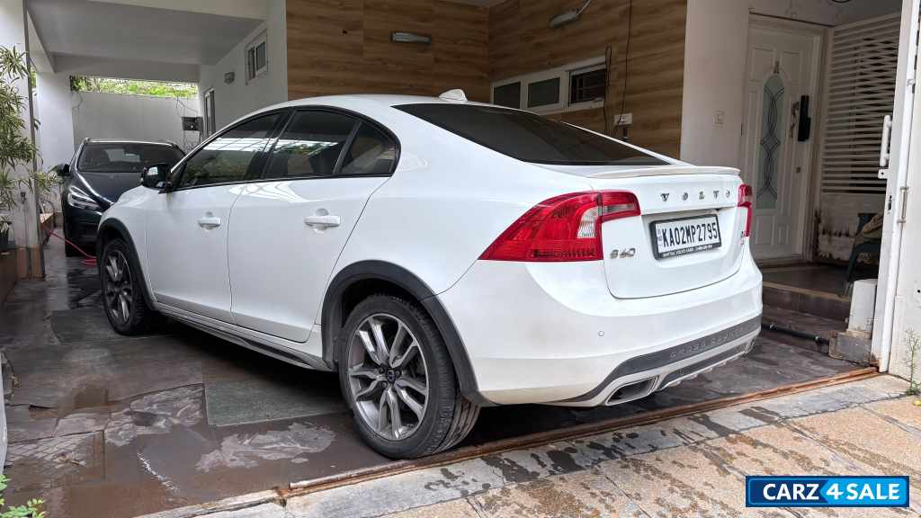 Volvo S60 Cross country inscription