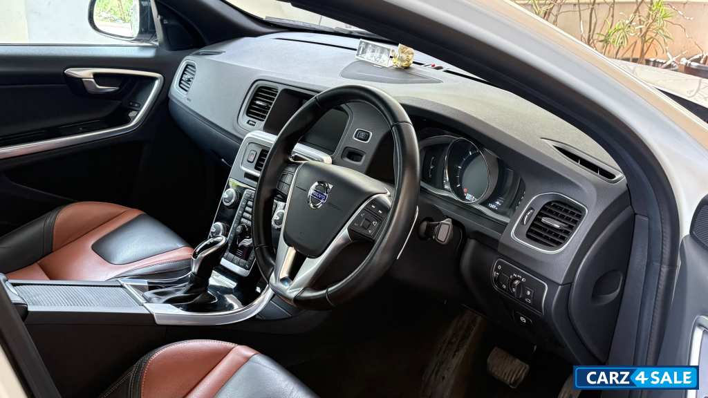 Volvo S60 Cross country inscription