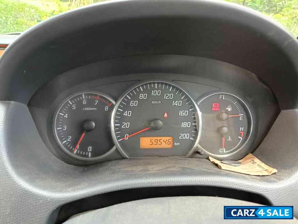White Maruti Suzuki Swift VXI