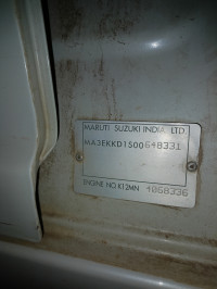 White Maruti Suzuki Swift VXI