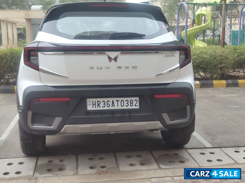 White & Black Dual Tone Mahindra XUV 3XO AX7L petrol TGDI AT White & Black Dual Tone Mahindra XUV 3XO AX7L petrol TGDI AT