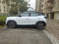 White & Black Dual Tone Mahindra XUV 3XO AX7L petrol TGDI AT