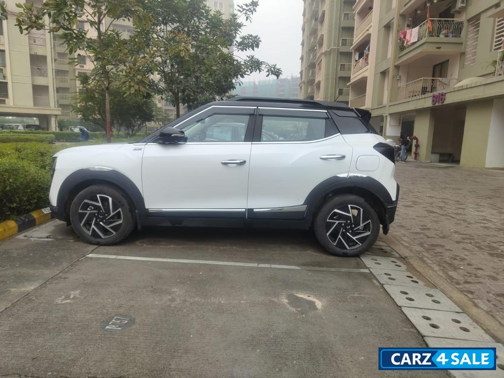 White & Black Dual Tone Mahindra XUV 3XO AX7L petrol TGDI AT White & Black Dual Tone Mahindra XUV 3XO AX7L petrol TGDI AT