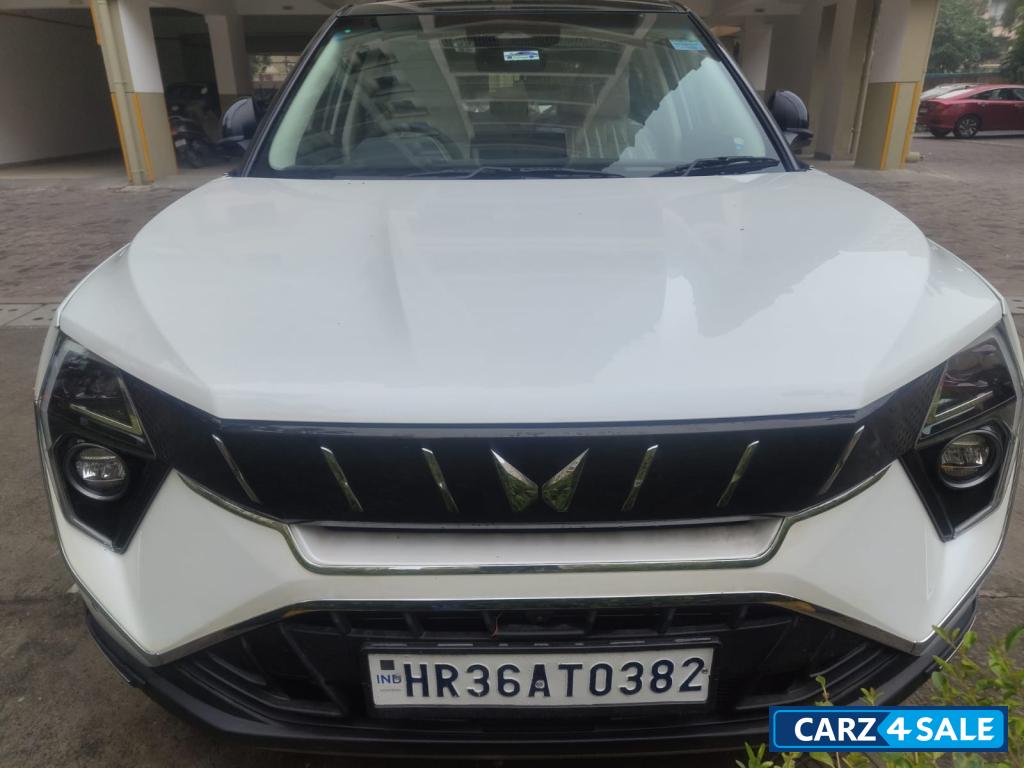 White & Black Dual Tone Mahindra XUV 3XO AX7L petrol TGDI AT White & Black Dual Tone Mahindra XUV 3XO AX7L petrol TGDI AT