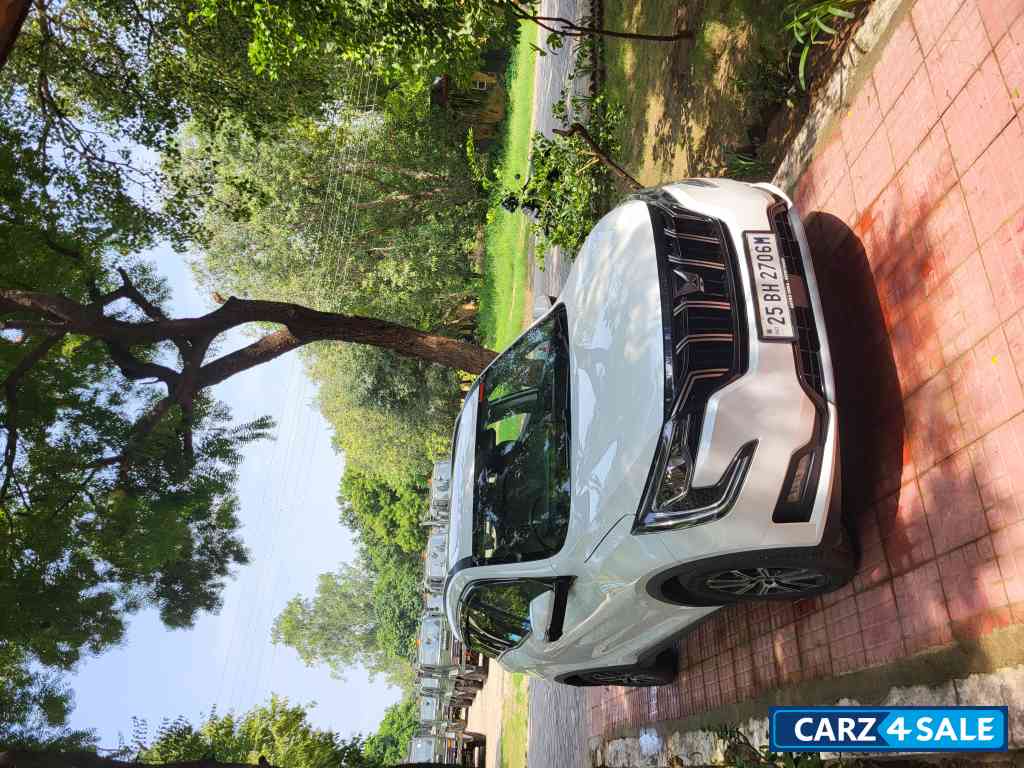Mahindra XUV700 Top Model Luxury Automatic petrol Mahindra XUV700 Top Model Luxury Automatic petrol