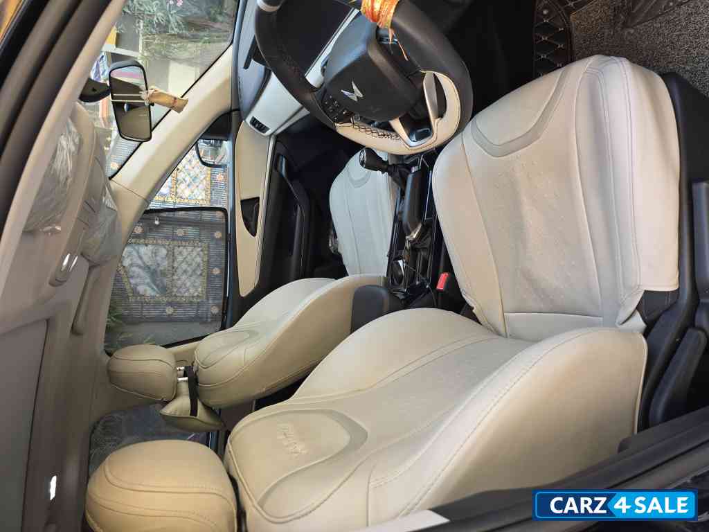 Mahindra XUV700 AX5 MT