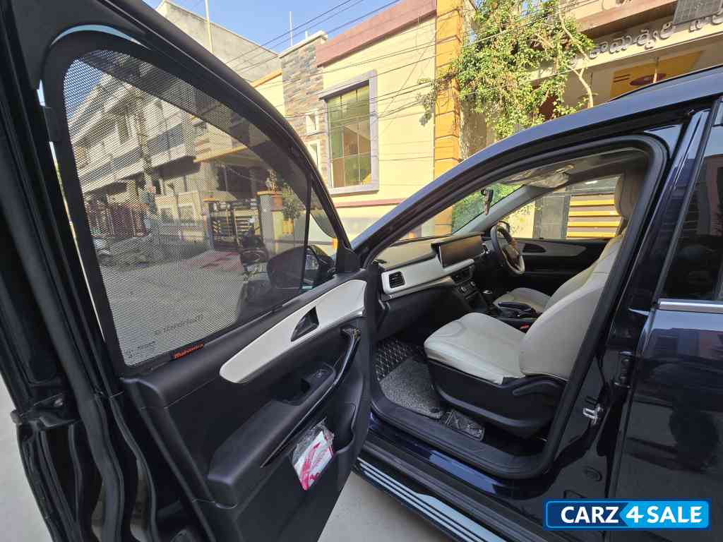 Mahindra XUV700 AX5 MT