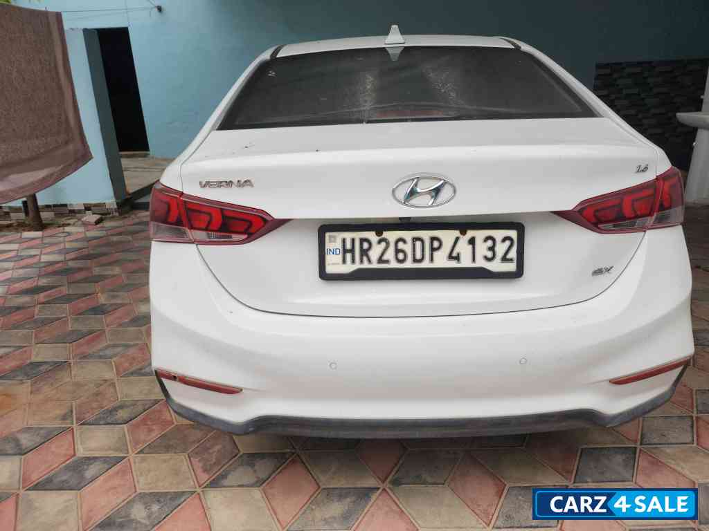 White Hyundai Verna Sx petrol White Hyundai Verna Sx petrol