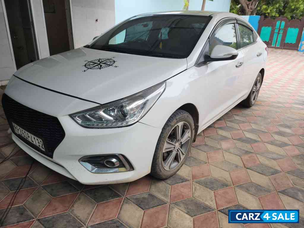 White Hyundai Verna Sx petrol White Hyundai Verna Sx petrol