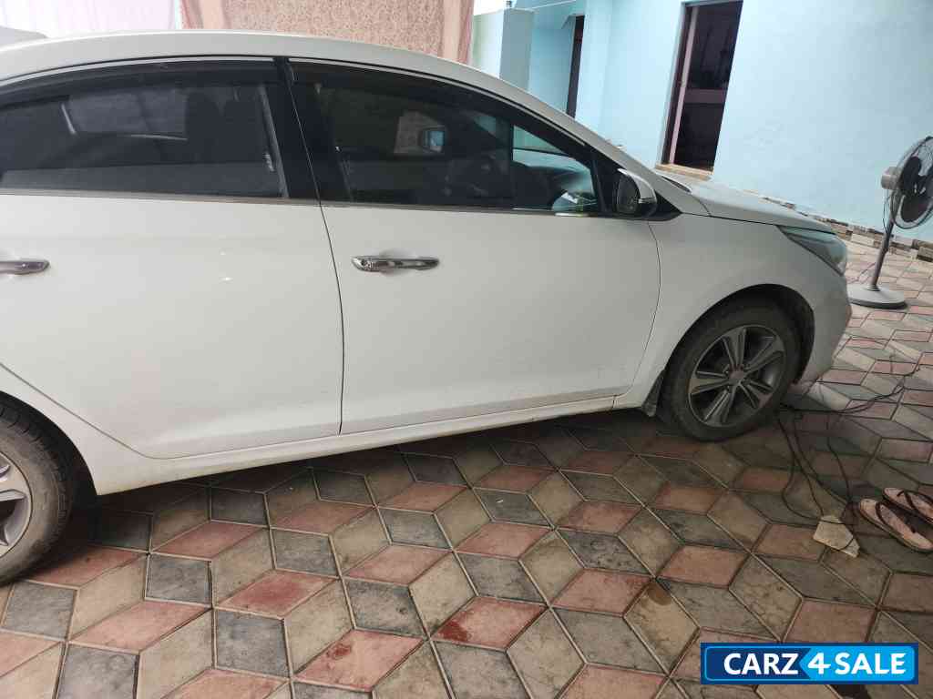 White Hyundai Verna Sx petrol White Hyundai Verna Sx petrol