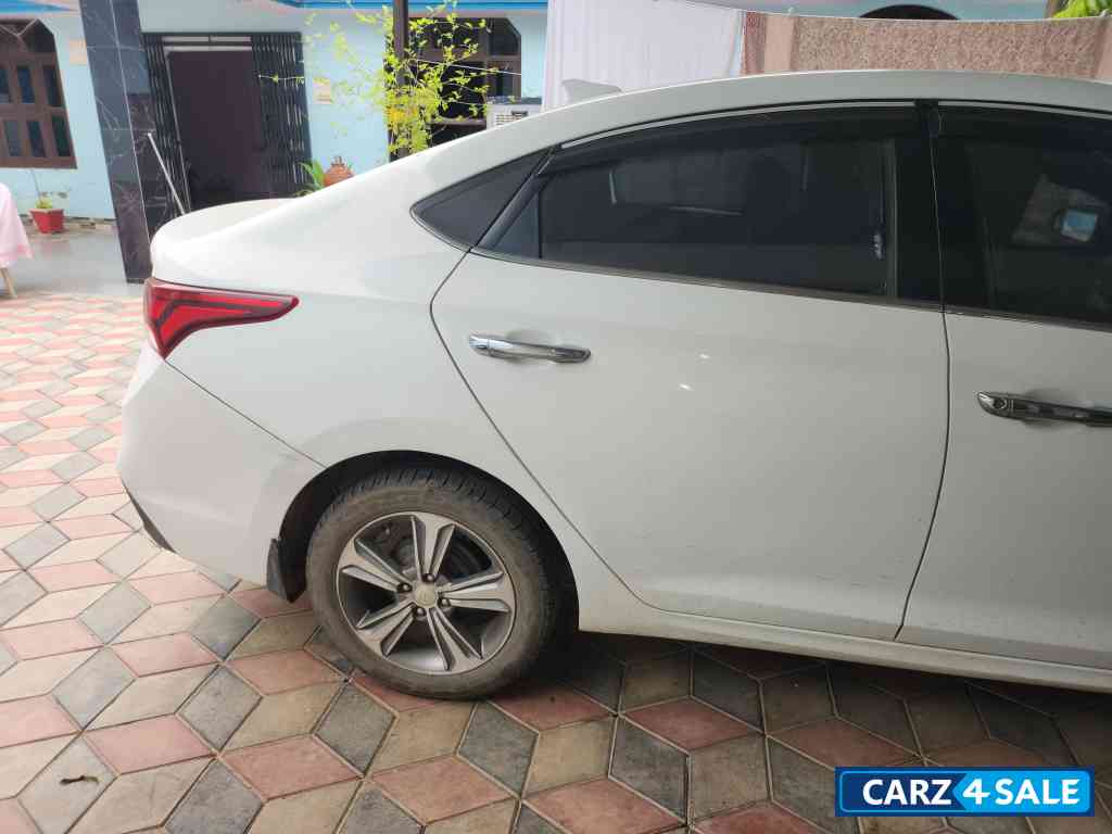 White Hyundai Verna Sx petrol White Hyundai Verna Sx petrol