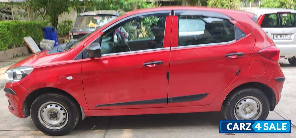 Berry Red Tata Tiago XE Berry Red Tata Tiago XE