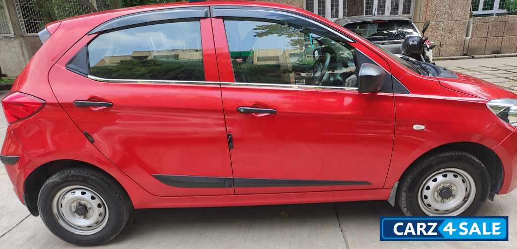 Berry Red Tata Tiago XE Berry Red Tata Tiago XE