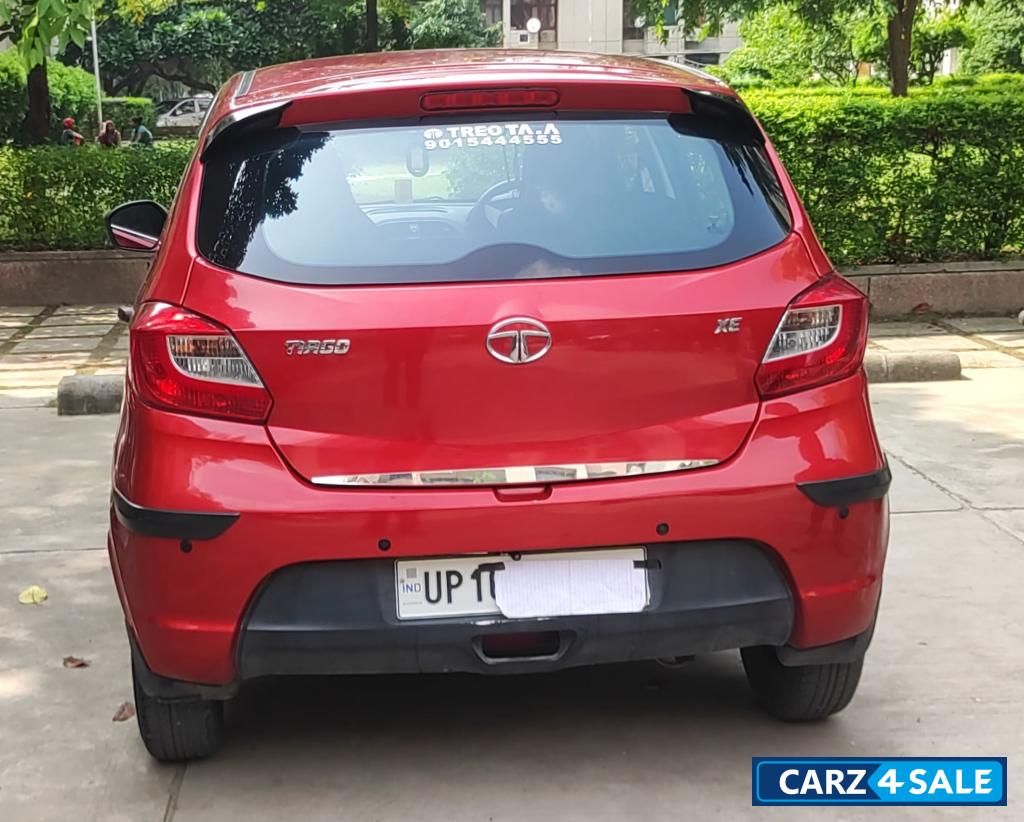 Berry Red Tata Tiago XE Berry Red Tata Tiago XE