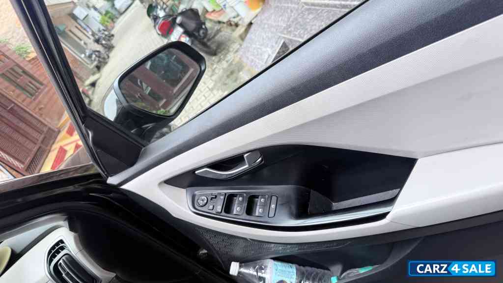 Black Hyundai Creta Sx ivt 1.5 petrol Black Hyundai Creta Sx ivt 1.5 petrol