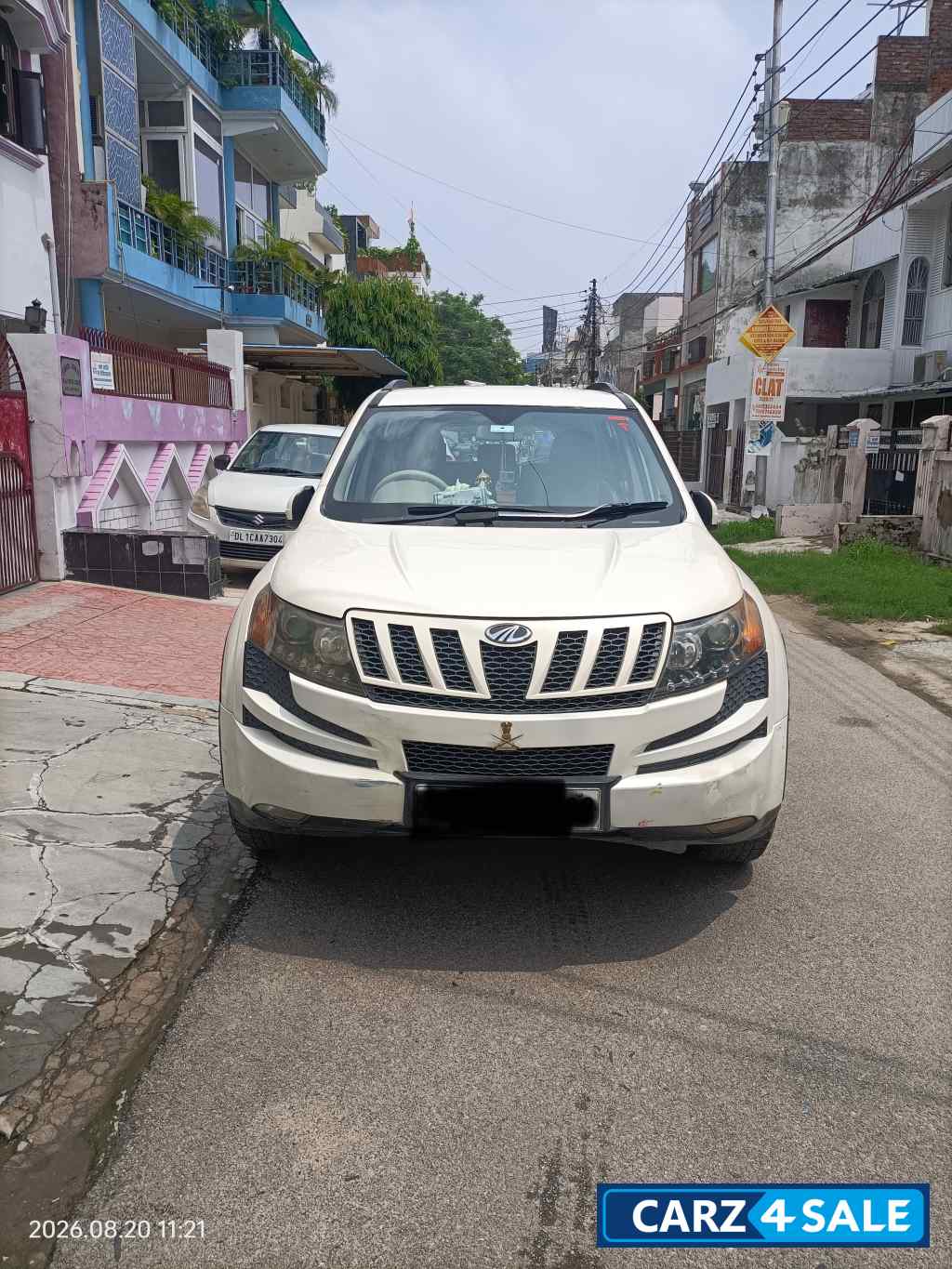 White Mahindra XUV 500 W6