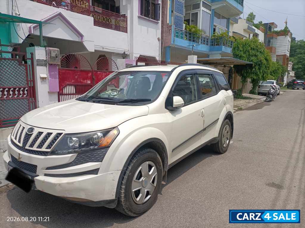 White Mahindra XUV 500 W6 White Mahindra XUV 500 W6