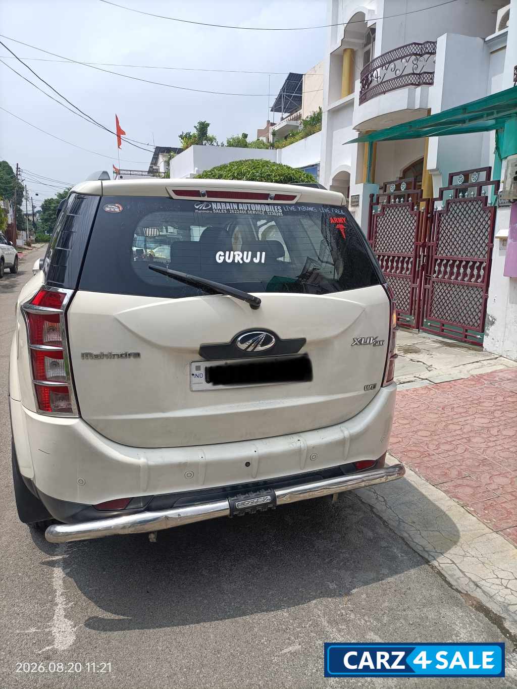 White Mahindra XUV 500 W6 White Mahindra XUV 500 W6