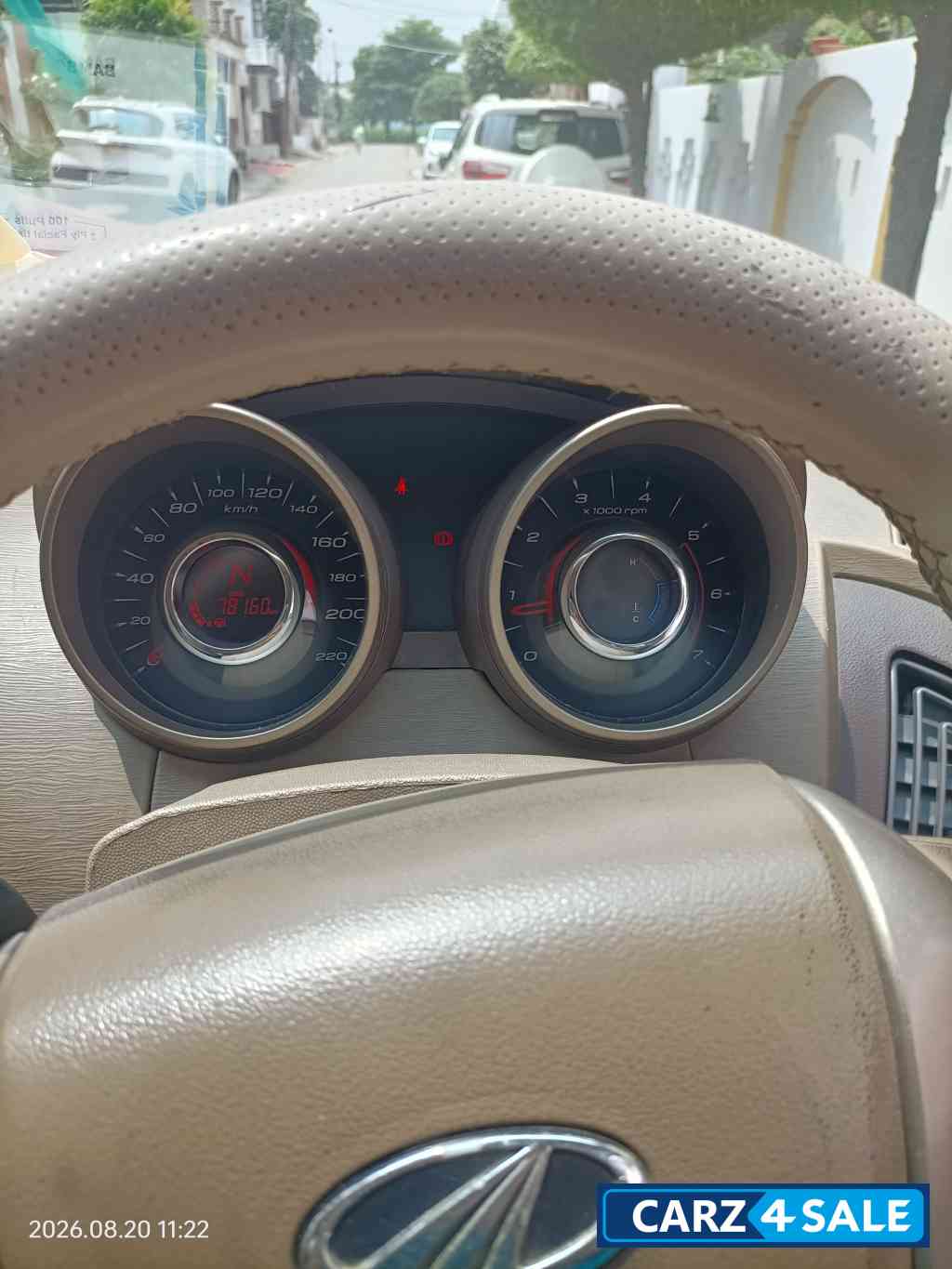 White Mahindra XUV 500 W6 White Mahindra XUV 500 W6