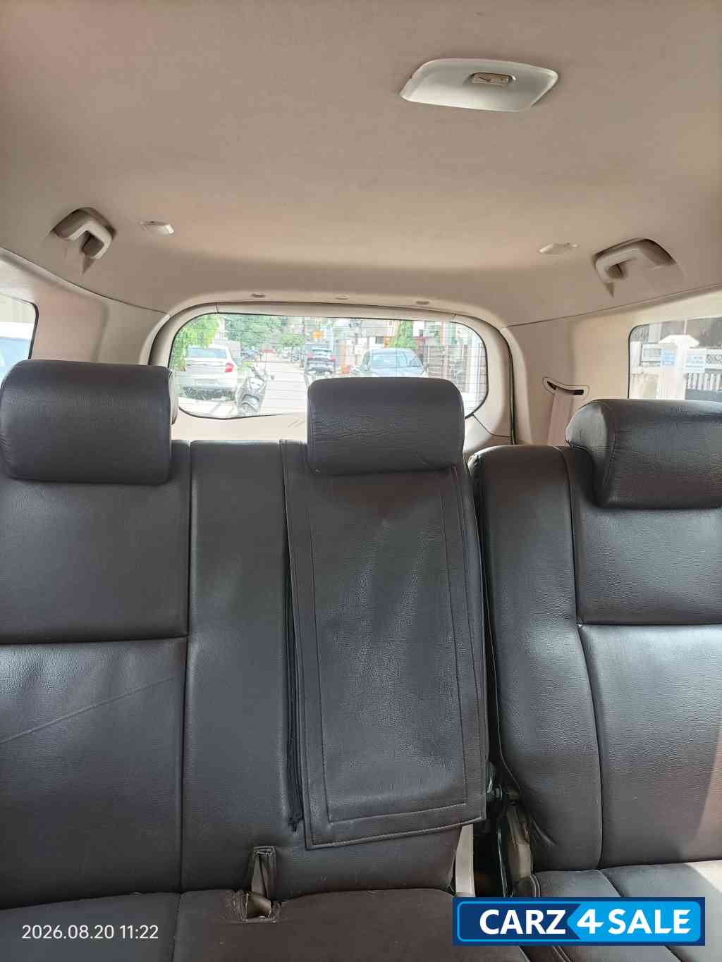 White Mahindra XUV 500 W6 White Mahindra XUV 500 W6