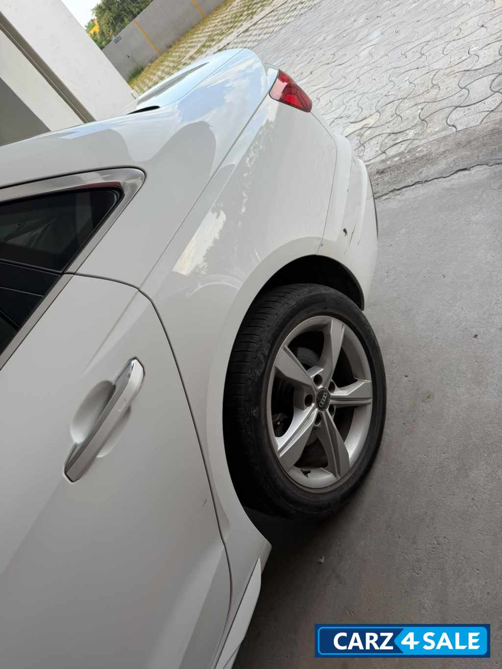White Audi A4 TDI PREMIUM White Audi A4 TDI PREMIUM