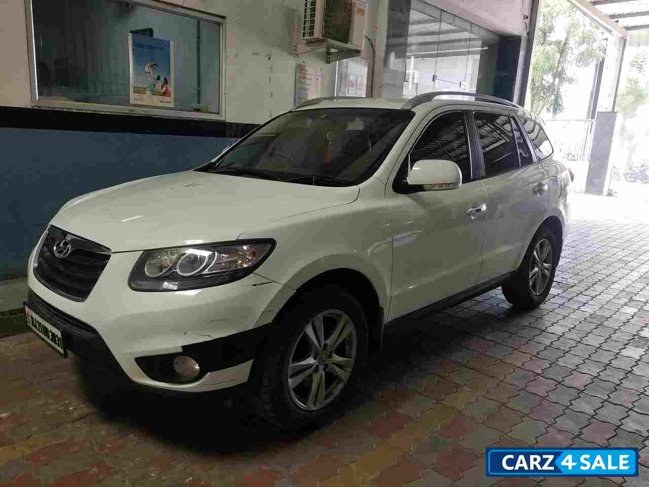White Hyundai  Santa fe 2WD