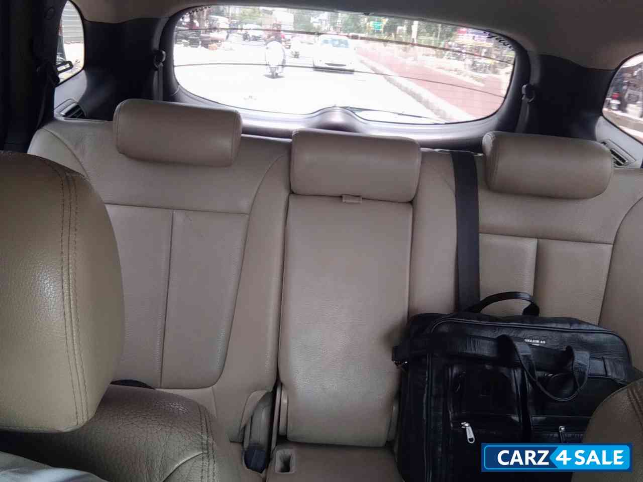 White Hyundai  Santa fe 2WD