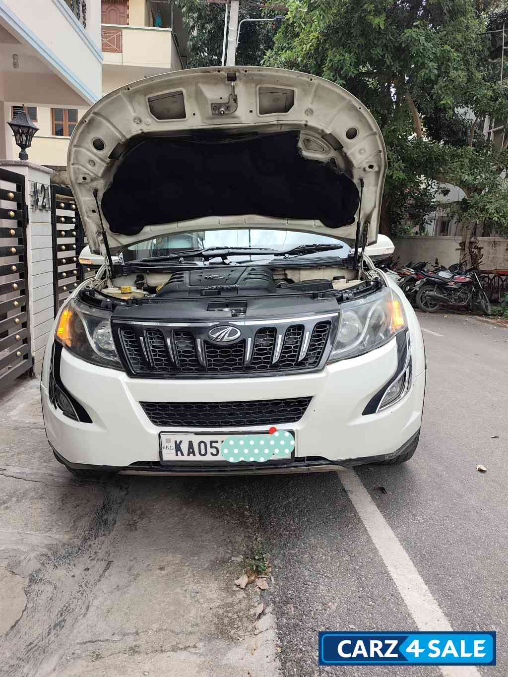 Pearl White Mahindra XUV 500 W10 Automatic