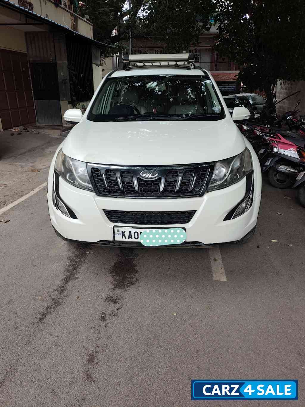 Pearl White Mahindra XUV 500 W10 Automatic