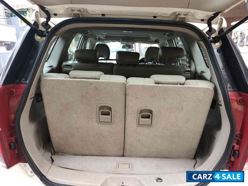 Pearl White Mahindra XUV 500 W10 Automatic