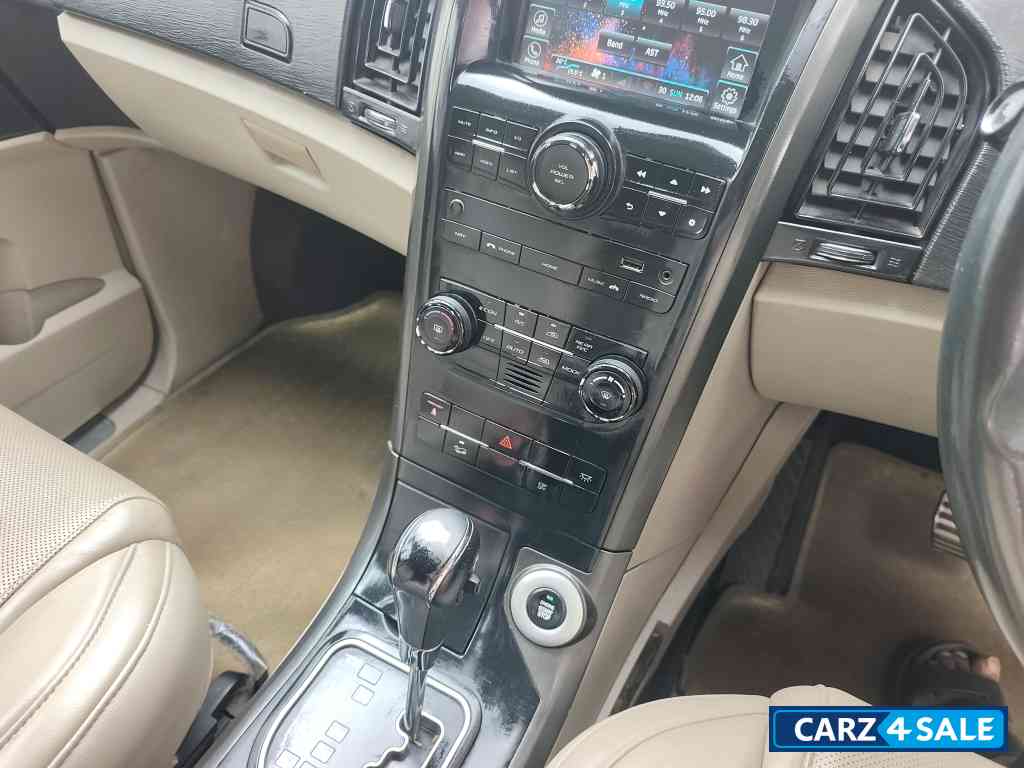 Pearl White Mahindra XUV 500 W10 Automatic