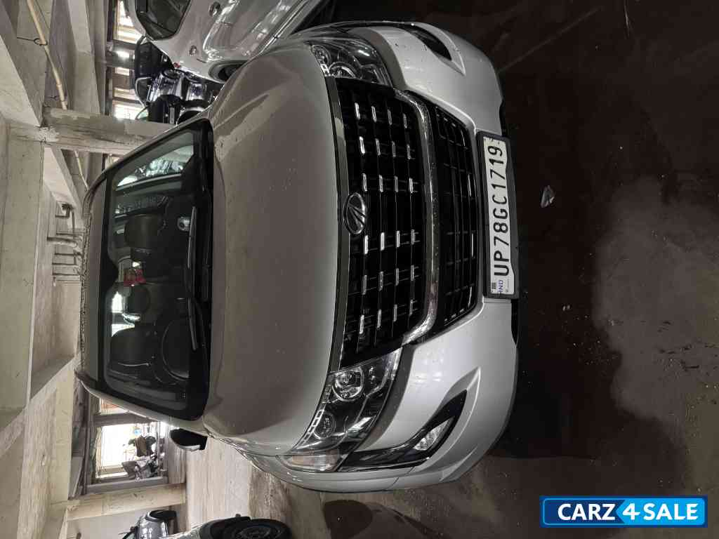 Moon Light Silver Mahindra XUV 500 W9 (2nd Top)
