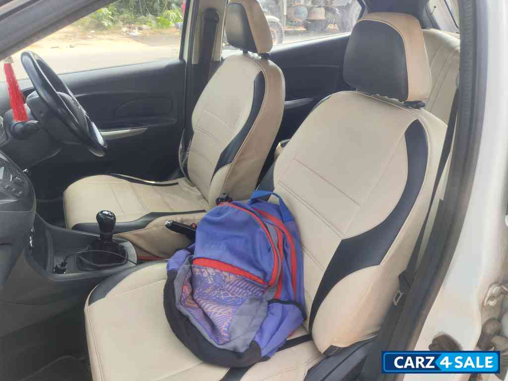 White Ford Figo Trand 1.2 petrol cng White Ford Figo Trand 1.2 petrol cng