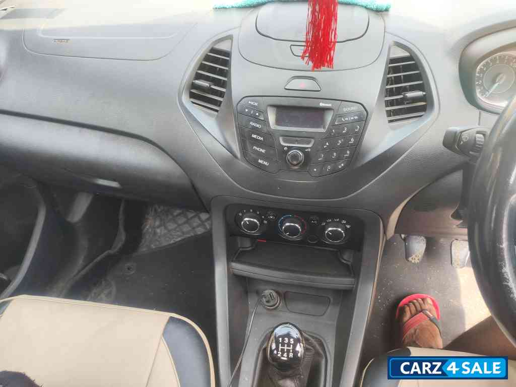 White Ford Figo Trand 1.2 petrol cng White Ford Figo Trand 1.2 petrol cng