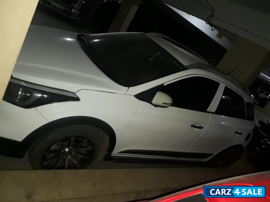 White Hyundai  I20