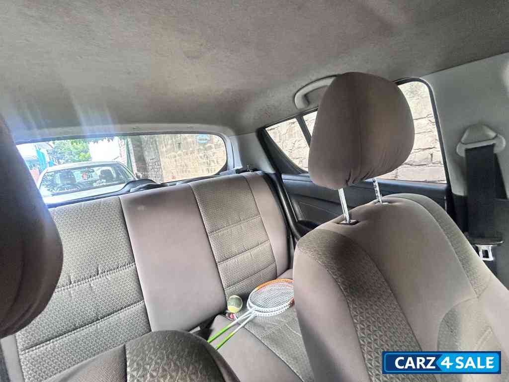 Silver Maruti Suzuki Swift Lxi Silver Maruti Suzuki Swift Lxi