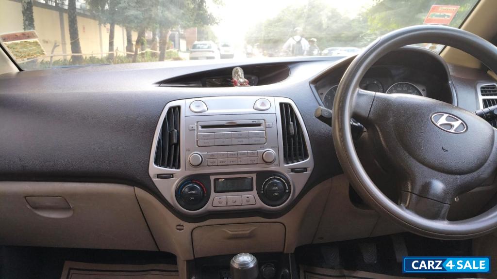 Silver Hyundai i20 Magna