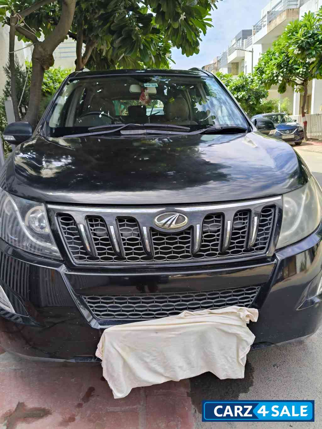 Mahindra XUV 500 W10