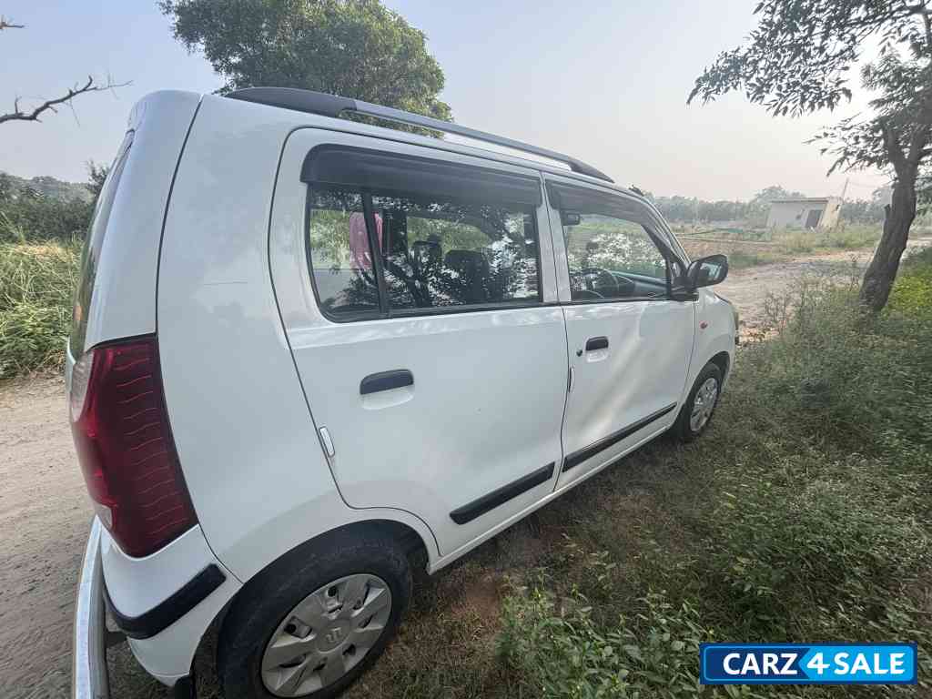 White Maruti Suzuki Wagon R LXICNG White Maruti Suzuki Wagon R LXICNG