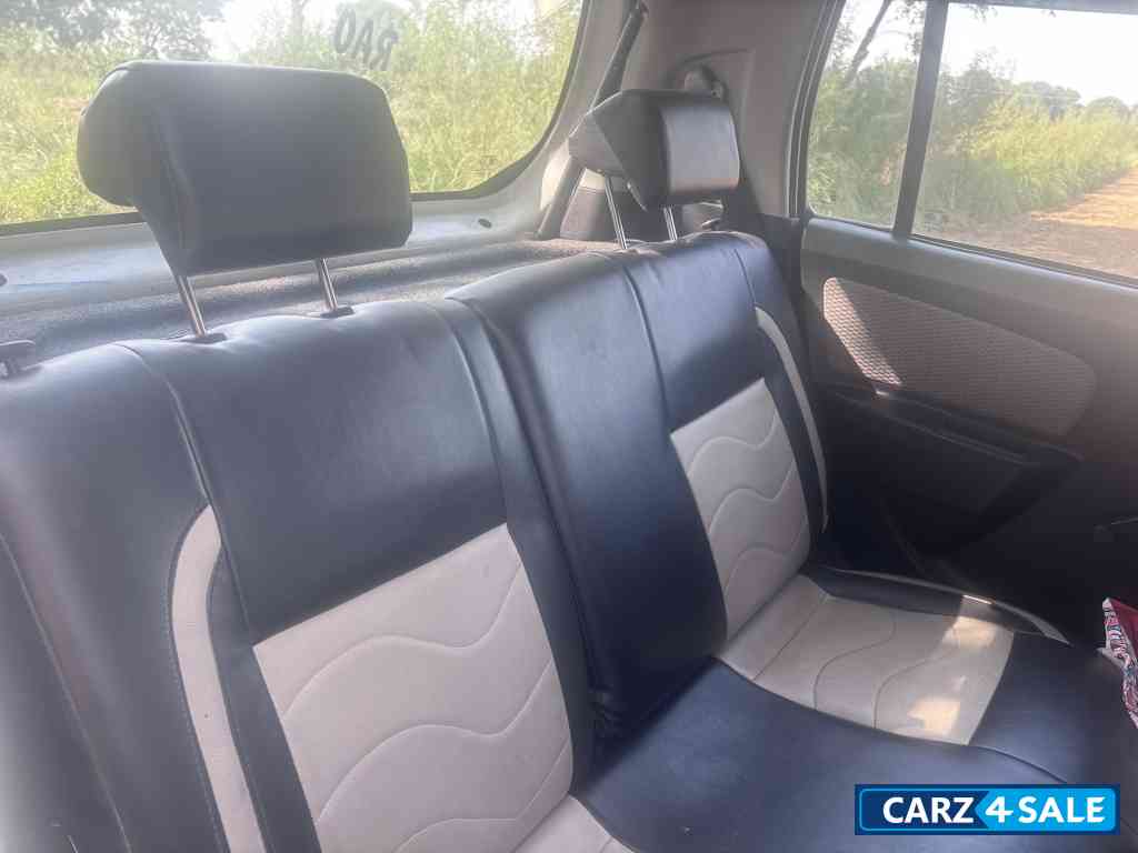 White Maruti Suzuki Wagon R LXICNG White Maruti Suzuki Wagon R LXICNG