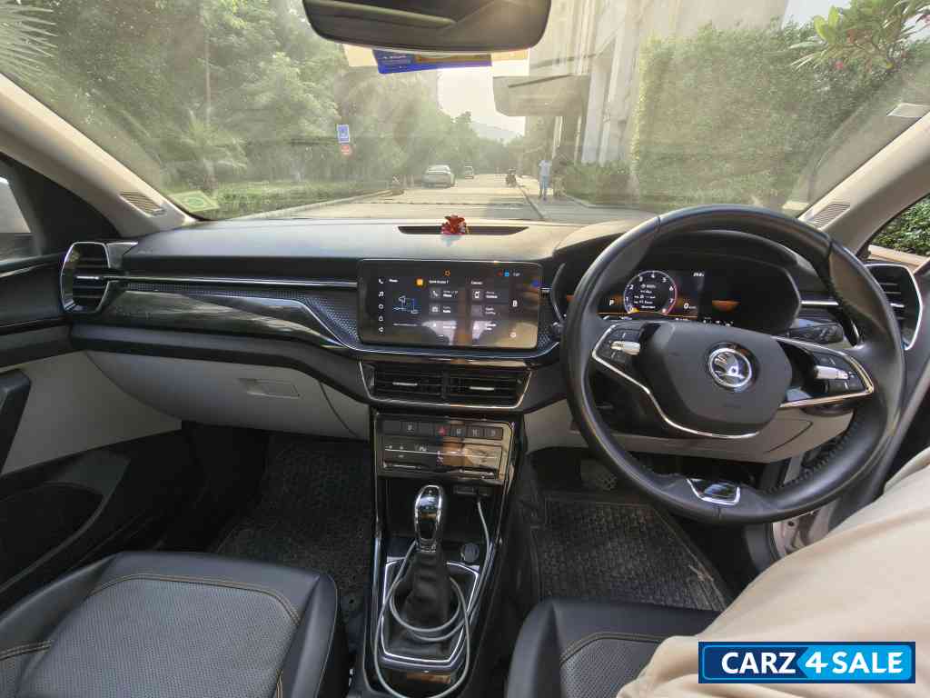 Silver Skoda Kushaq Style 1.0 automatic Silver Skoda Kushaq Style 1.0 automatic