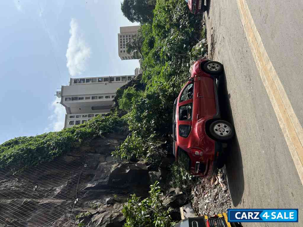Red Renault Duster RXL