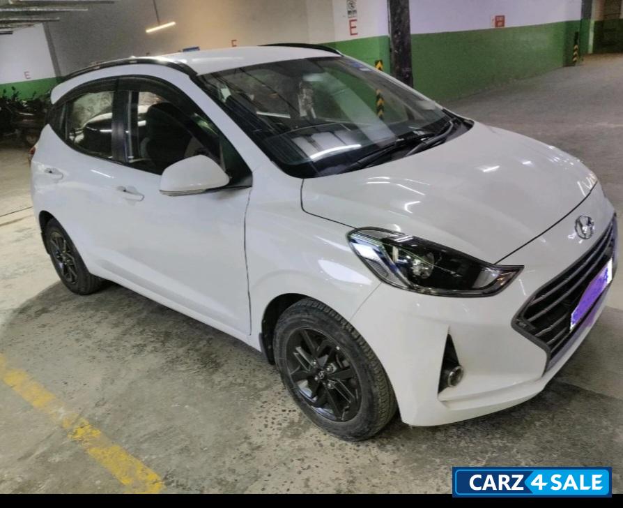 Polar White Hyundai i10 Sportz AMT