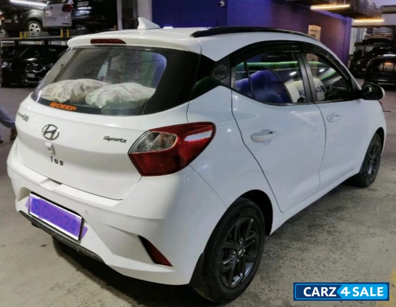 Polar White Hyundai i10 Sportz AMT