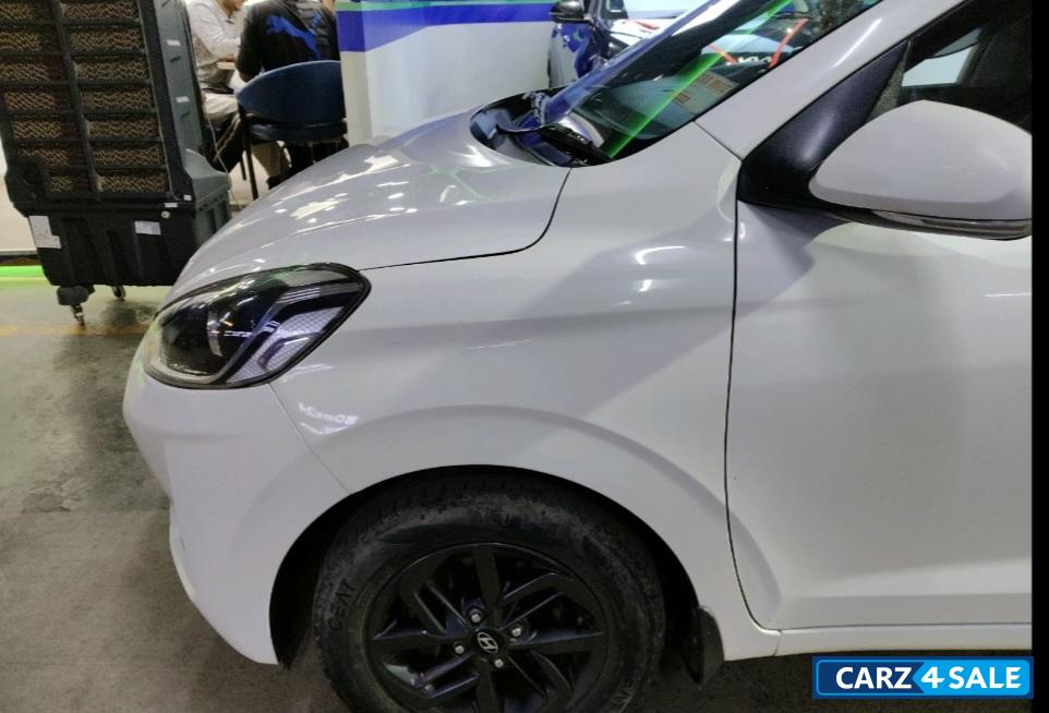 Polar White Hyundai i10 Sportz AMT